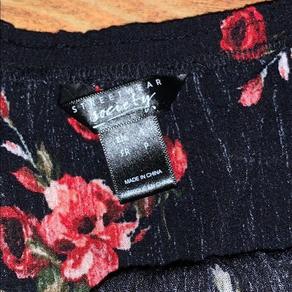 Flowered romper - Picture 3 of 3